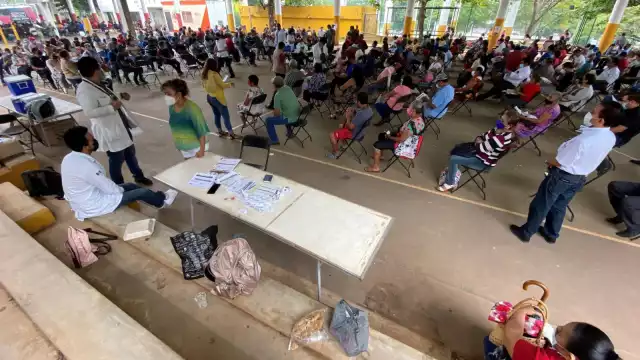 En la última semana, los centros para detección de coronavirus se han saturado. Foto: EFE/Manuel López
