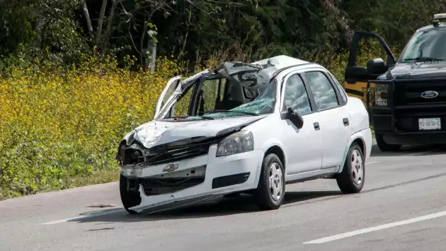 El conductor del automóvil resultó con heridas en la mano derecha y rostro, los acompañantes salieron ilesos; la SSP tomó conocimiento del hecho de tránsito
