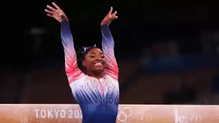 Simone Biles regresa a competir y gana el bronce en barra de equilibrio en Tokio 2020