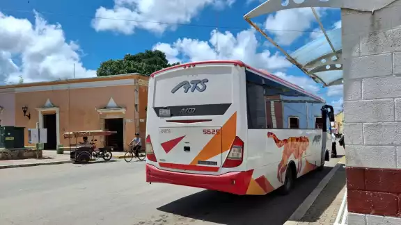 Un conductor de mototaxi de 74 años, Roberto Dzul Yah, resultó gravemente herido tras ser colisionado por una unidad de Transporte ATS. Un conductor de mototaxi de 74 años, Roberto Dzul Yah, resultó gravemente herido tras ser colisionado por una unidad de Transporte ATS.