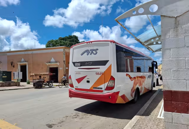 Un conductor de mototaxi de 74 años, Roberto Dzul Yah, resultó gravemente herido tras ser colisionado por una unidad de Transporte ATS.