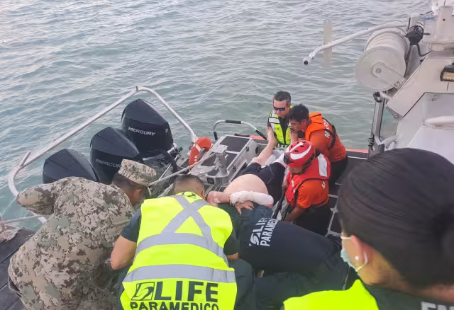 Tras su llegada a Puerto Juárez, fue trasladado al nosocomio en Cancún por medio de ambulancia