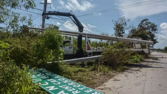Los trabajadores de la CFE no durmieron durante 24 horas para restablecer el servicio. Foto: Víctor Ávalos
