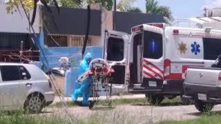 Los paramédicos le pidieron a la familia a firmar el papel correspondiente