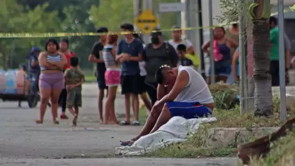 EL cuerpo del menor quedó tirado en la avenida principal de la Supermanzana 259 de Cancún, hasta donde llegó su padre.