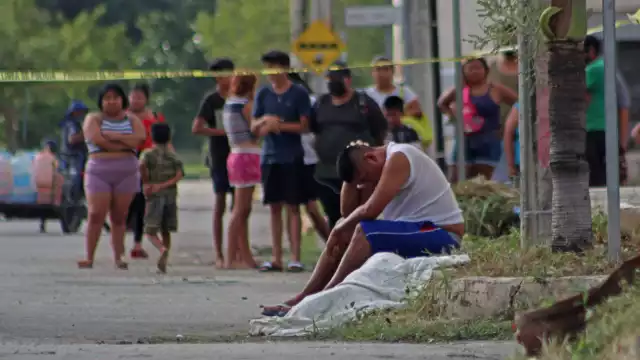 EL cuerpo del menor quedó tirado en la avenida principal de la Supermanzana 259 de Cancún, hasta donde llegó su padre.