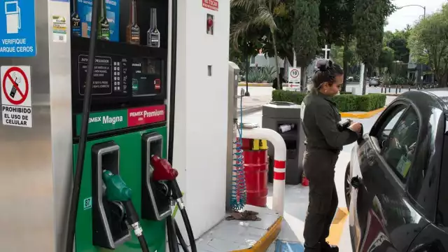 Despachadores de gasolina en alguna ciudad del país