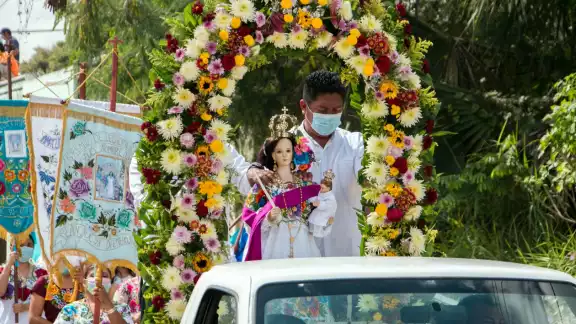 Las veneradas efigies recorrieron las calles para brindar su bendición a las familias católicas.