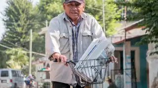 A bordo de su bicicleta, recorre las calles de la localidad
