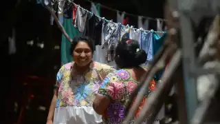 Algunos apellidos se transcriben con su ortografía tradicional, otros han sido ligeramente modificados