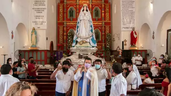 La pieza religiosa fue cargada por los custodios y el sacerdote anfitrión para ser llevada a la entrada de la iglesia
