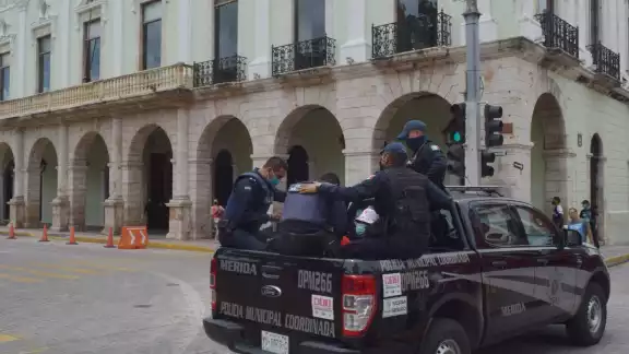 De 13 rubros que analizaron en la encuesta, entre los peor calificados fue el combate a la corrupción, aunque en primer lugar prevalece la inconformidad en el bacheo de calles De 13 rubros que analizaron en la encuesta, entre los peor calificados fue el combate a la corrupción, aunque en primer lugar prevalece la inconformidad en el bacheo de calles
