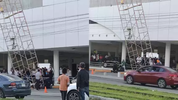 Testigos aseguran que uno de los trabajadores quedó colgado en el cable Testigos aseguran que uno de los trabajadores quedó colgado en el cable