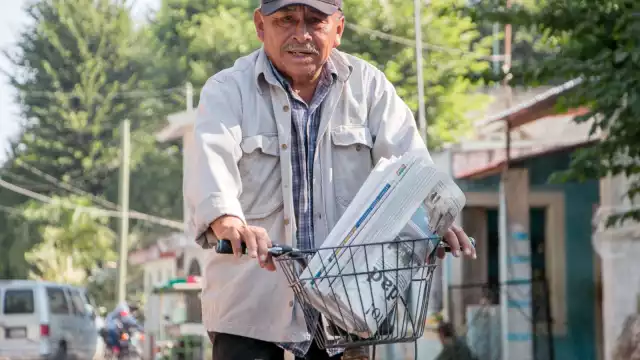 A bordo de su bicicleta, recorre las calles de la localidad