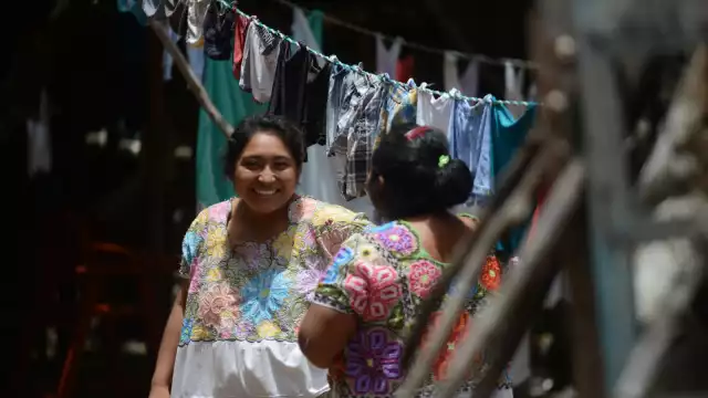 Algunos apellidos se transcriben con su ortografía tradicional, otros han sido ligeramente modificados