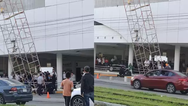 Testigos aseguran que uno de los trabajadores quedó colgado en el cable