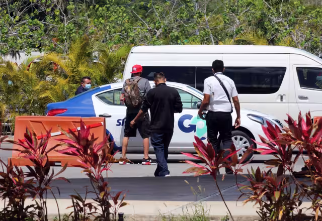 Turista da positivo a COVID-19 en aeropuerto de Cancún y se va en taxi