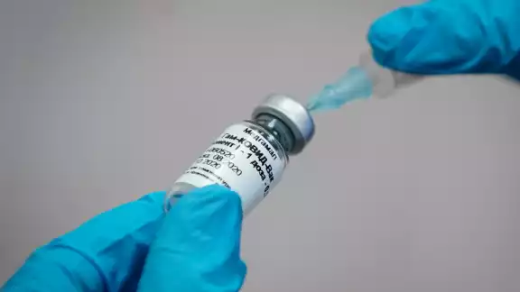 Segunda vacuna rusa, EpiVac Corona, crea inmunidad por 6 meses (Reuters)