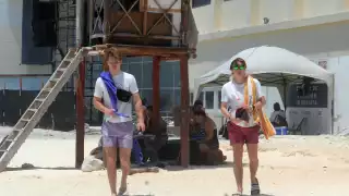 Los visitante no portan el cubrebocas en los arenales de Cancún