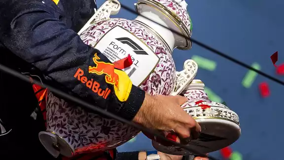Max Verstappen tomó a broma el accidente con su trofeo Max Verstappen tomó a broma el accidente con su trofeo