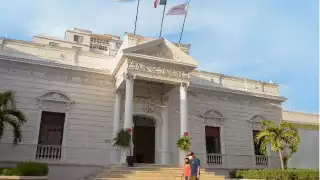 El edificio es una casona ubicada en el corazón de la ciudad y es considerado Patrimonio Histórico y corre el peligro de deterioro