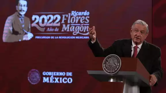 AMLO señaló que hay un proceso de revisión de los mecanismos estatales para la protección de periodistas y luchadores sociales. AMLO señaló que hay un proceso de revisión de los mecanismos estatales para la protección de periodistas y luchadores sociales.