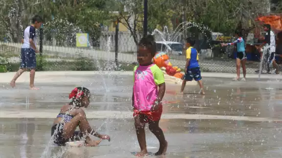 Recomiendan enjuagarse de inmediato al salir de la piscina.