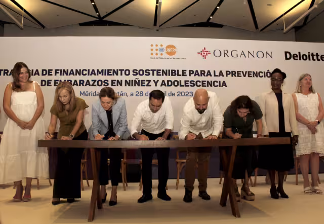 El acto protocolario entre Organon, la asesora de Deloitte, el Unfpa y las autoridades se realizó en el Centro de Convenciones Siglo XXI