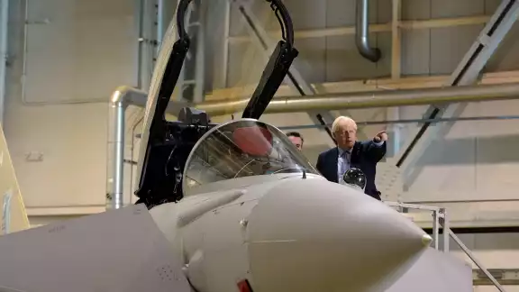 Boris Johnson supervisa un avión militar Boris Johnson supervisa un avión militar