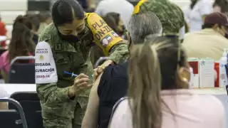 Militares se suman a las labores de vacunación