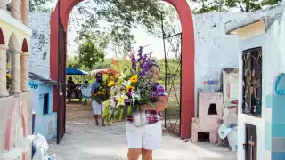 Las madres difuntas fueron recordadas por sus familiares con grandes ramos de flores