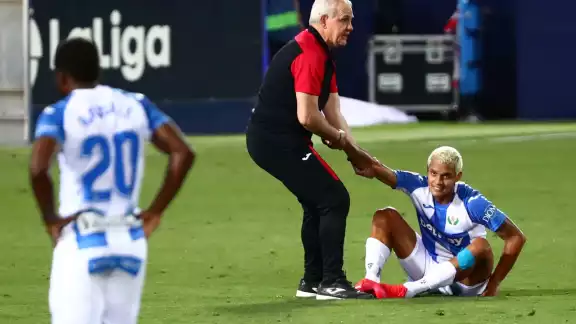 El ‘Vasco’ trató de animar a sus jugadores que lloraban el descenso (Reuters El ‘Vasco’ trató de animar a sus jugadores que lloraban el descenso (Reuters