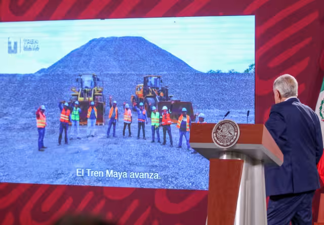 AMLO afirmó que la mayoría de la población, principalmente de la región sureste, está a favor del Tren Maya.