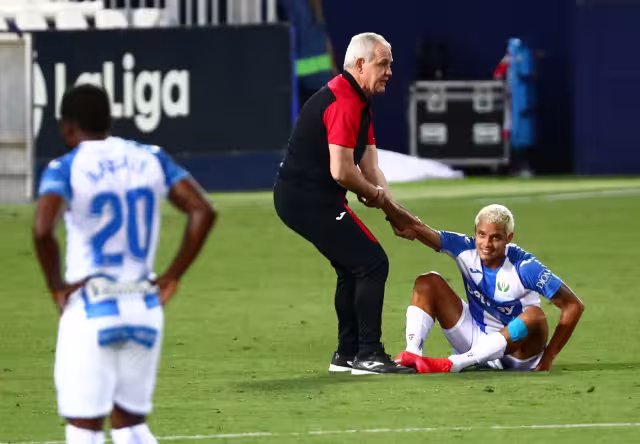 El ‘Vasco’ trató de animar a sus jugadores que lloraban el descenso (Reuters