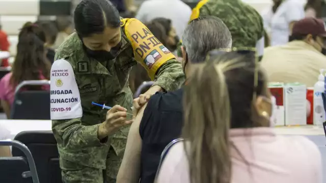 Militares se suman a las labores de vacunación