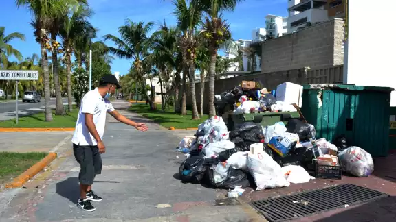 Las desechos llegan a invadir la ciclopista, sin que las autoridades intervengan Las desechos llegan a invadir la ciclopista, sin que las autoridades intervengan
