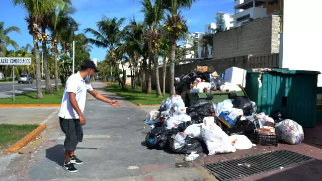 Las desechos llegan a invadir la ciclopista, sin que las autoridades intervengan