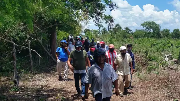 El voto de los campesinos aprobará o no la posición que tomen los docentes ante la agrupación ejidal que probó ser propietaria de la parcela en litigio El voto de los campesinos aprobará o no la posición que tomen los docentes ante la agrupación ejidal que probó ser propietaria de la parcela en litigio