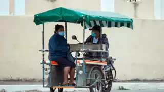 Las bajas temperaturas obligaron a la gente a abrigarse para realizar sus actividades