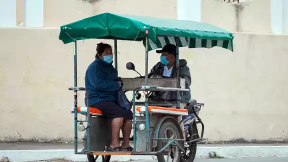 Las bajas temperaturas obligaron a la gente a abrigarse para realizar sus actividades Las bajas temperaturas obligaron a la gente a abrigarse para realizar sus actividades