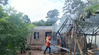 Protección Civil logró apagar el fuego; sin embargo, ya había consumido la casa en su totalidad