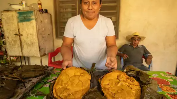 Las horas de trabajo tienen su recompensa cuando el platillo está listo, para el disfrute de los vivos y de los ancestros Las horas de trabajo tienen su recompensa cuando el platillo está listo, para el disfrute de los vivos y de los ancestros
