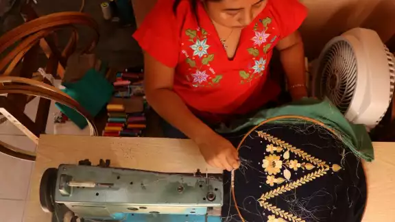 Actualmente son en las guayaberas donde más se pone el bordado por medio de computadoras Actualmente son en las guayaberas donde más se pone el bordado por medio de computadoras