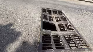 Rejilla dañada en Champotón pone en riesgo a conductores; advierten posibles accidentes