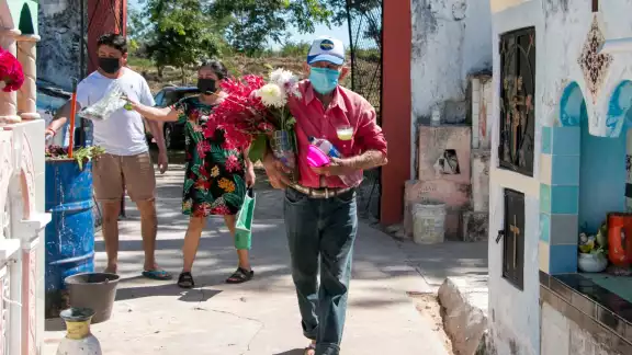 En Teabo se registró la visita de poco más de 100 personas al cementerio En Teabo se registró la visita de poco más de 100 personas al cementerio
