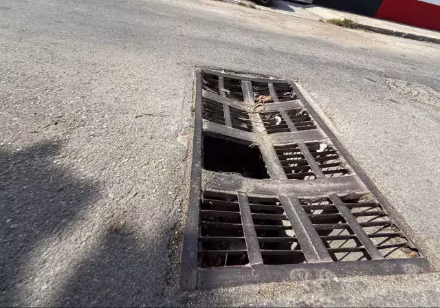 Hueco en drenaje por robo de rejilla alerta a vecinos en Champotón
