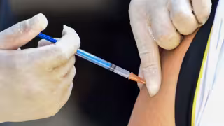 Aplicación de una dosis de la vacuna anticovid