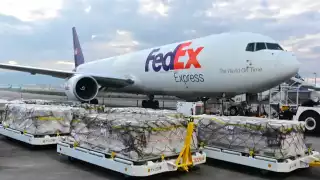 Las dosis de la vacuna contra COVID arribaron al Aeropuerto de Toluca. Foto: SSa