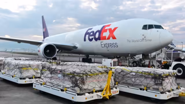 Las dosis de la vacuna contra COVID arribaron al Aeropuerto de Toluca. Foto: SSa