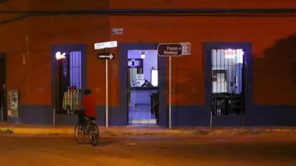 El Reglamento del Ayuntamiento de Mérida señala que cuando el sonido sea una molestia para terceros, el dueño el establecimiento deberá mitigarlp
